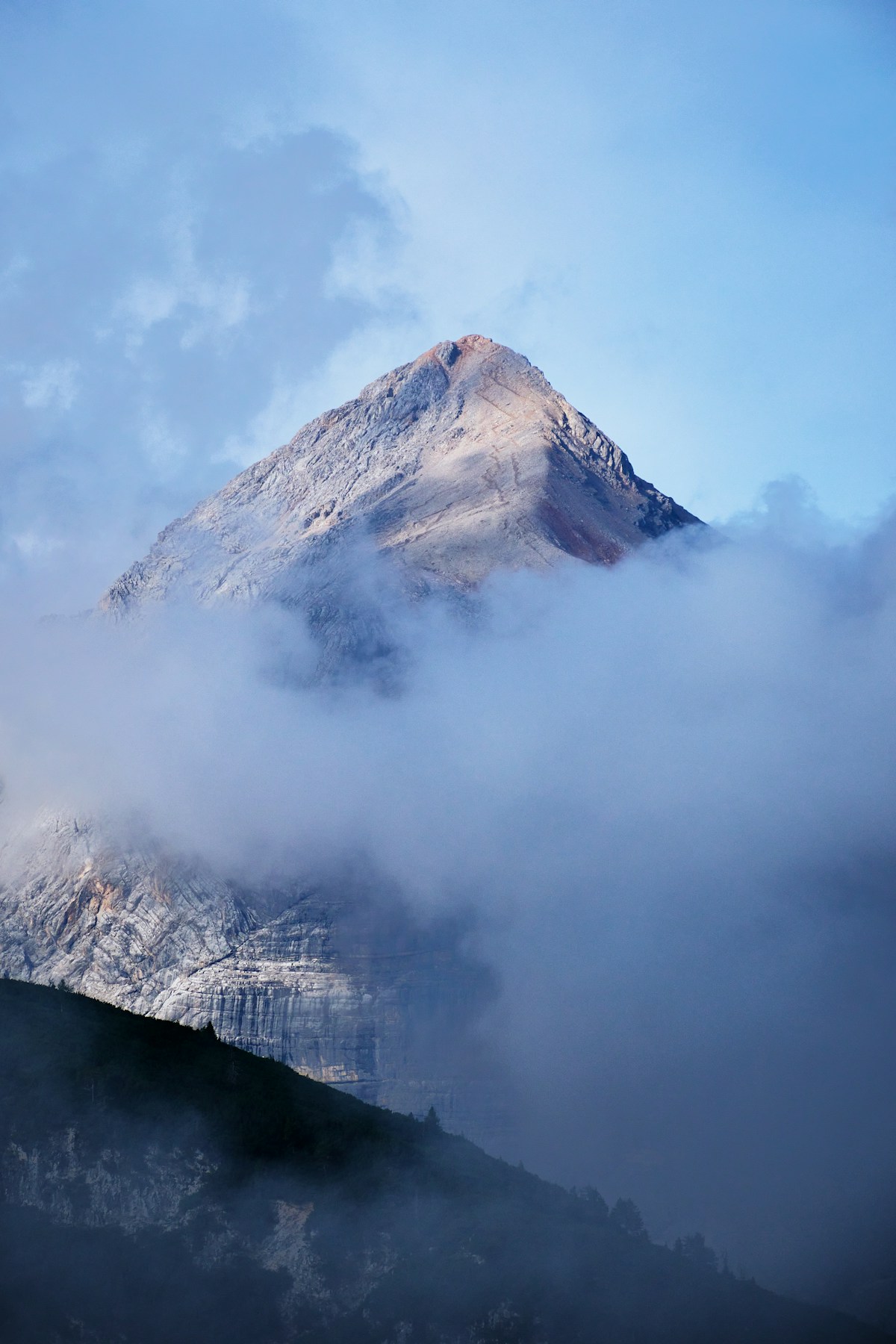 A mountain with snow in the Dolomites - Photo by Bob van Aubel
