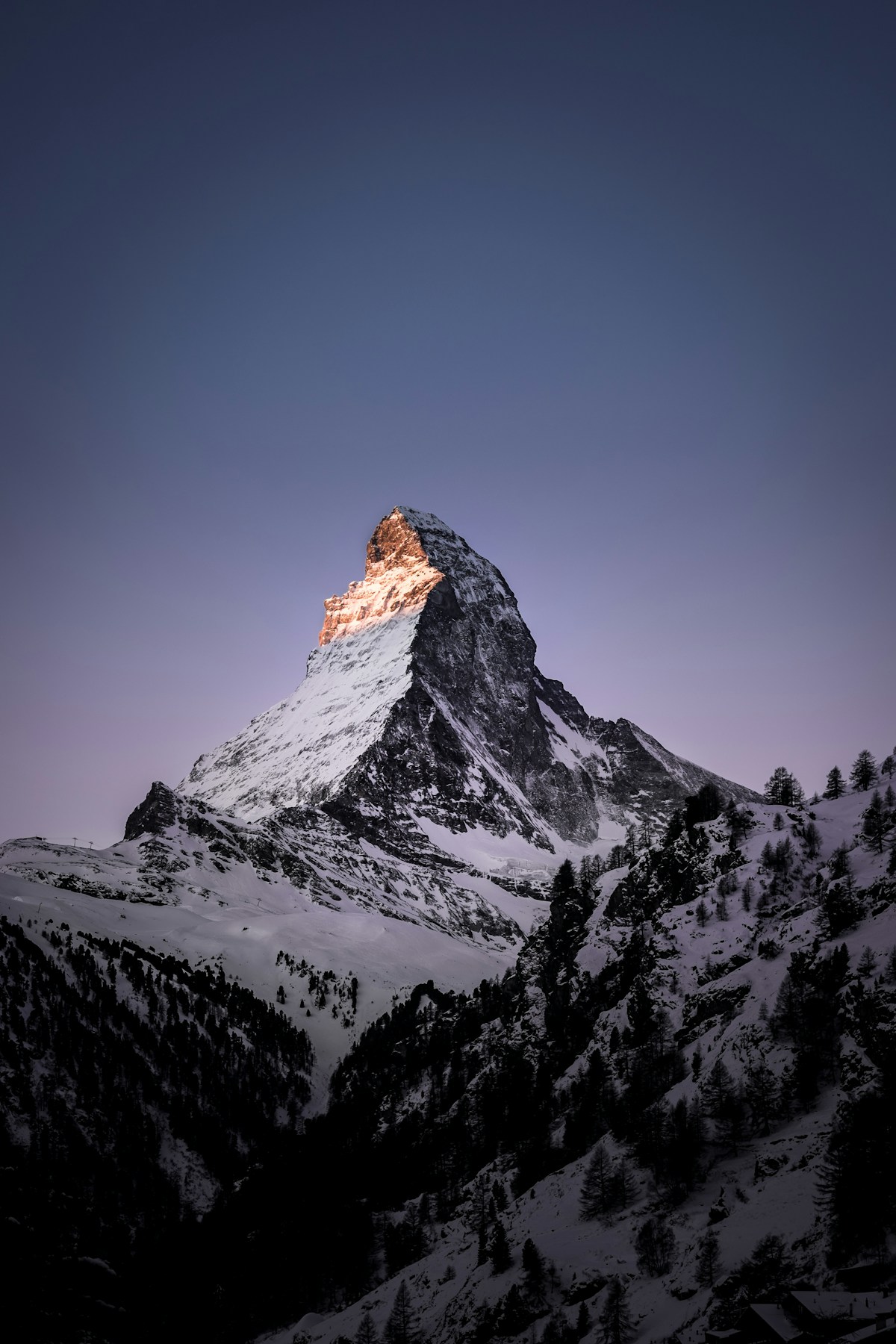Mountain coated with snow - Photo by Fabrice Villard